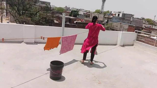 Kirayedar ka kapde sukha rahay thi &mdash;  makan malik ne choda