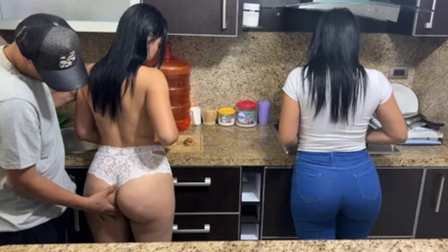 Jovenes hermosas de 18 años preparando comida para su padrastro