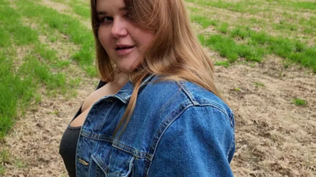 Her巨型奶子与无与伦比的吞咽 - 精液洒满脸和胸