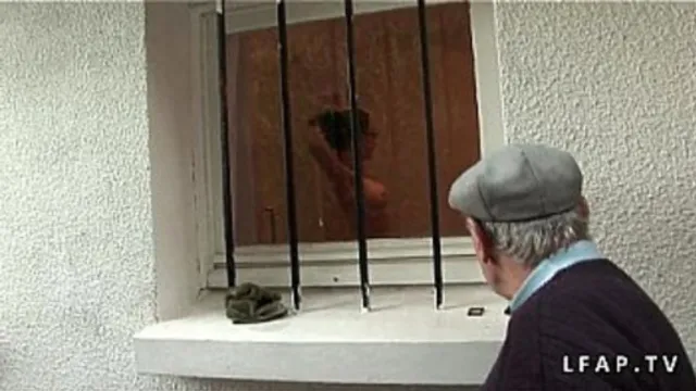 Petite beurette coquine s′offre à un vieux pervers