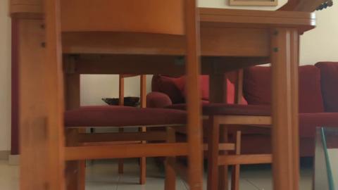 Careful dudes: embedding your GF on a chair, knee style—make it count!