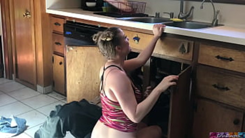 Her stepmom is none the wiser after getting screwed by the plumber's thick dick🍆