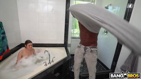Trinity Olsen - Steamy Bath Sex - Linda James