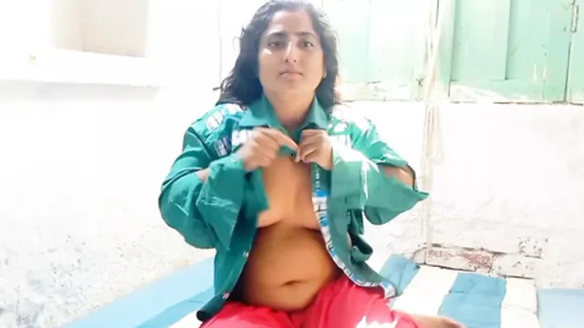 hunk feeds hungry girl &mdash;  milf gives him big pleasure